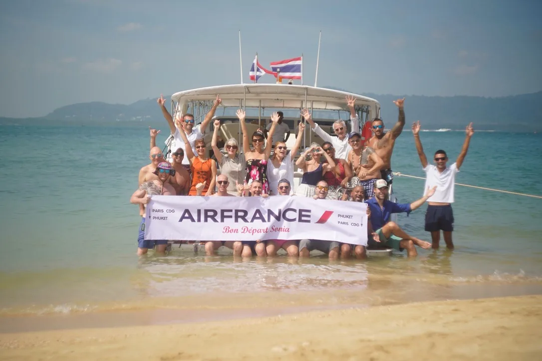 Groupe privatisé devant le bateau