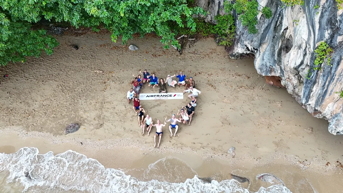 Photo de groupe vue du ciel sur la plage