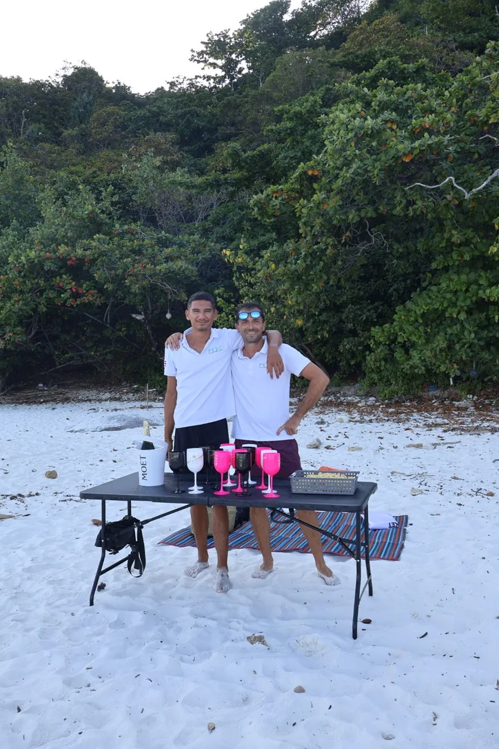 L'équipage prépare l'apéritif sur la plage