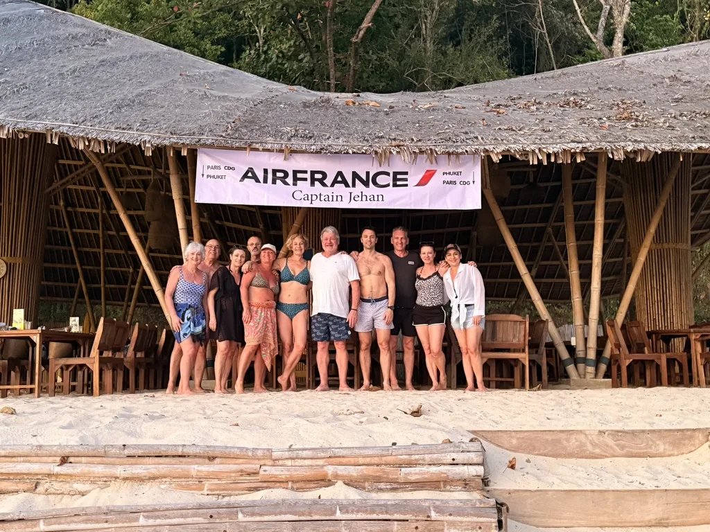 Dîner de groupe sous la paillote en bambou