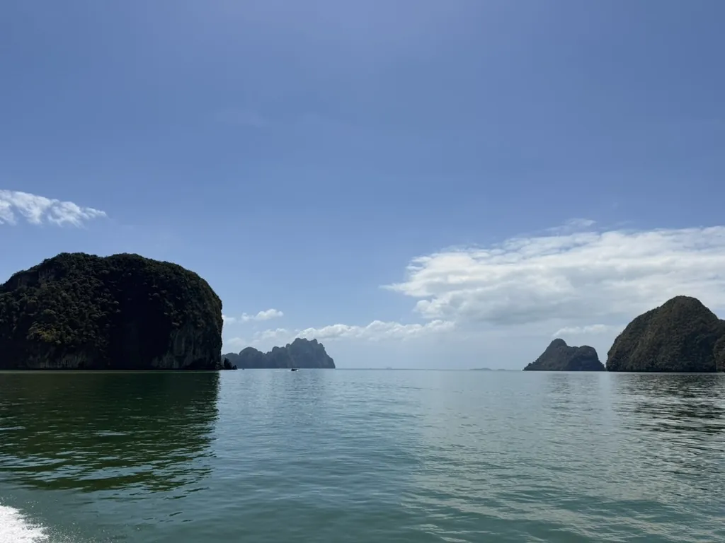 Les îles calcaires de la baie de Phang Nga sur une mer d’huile