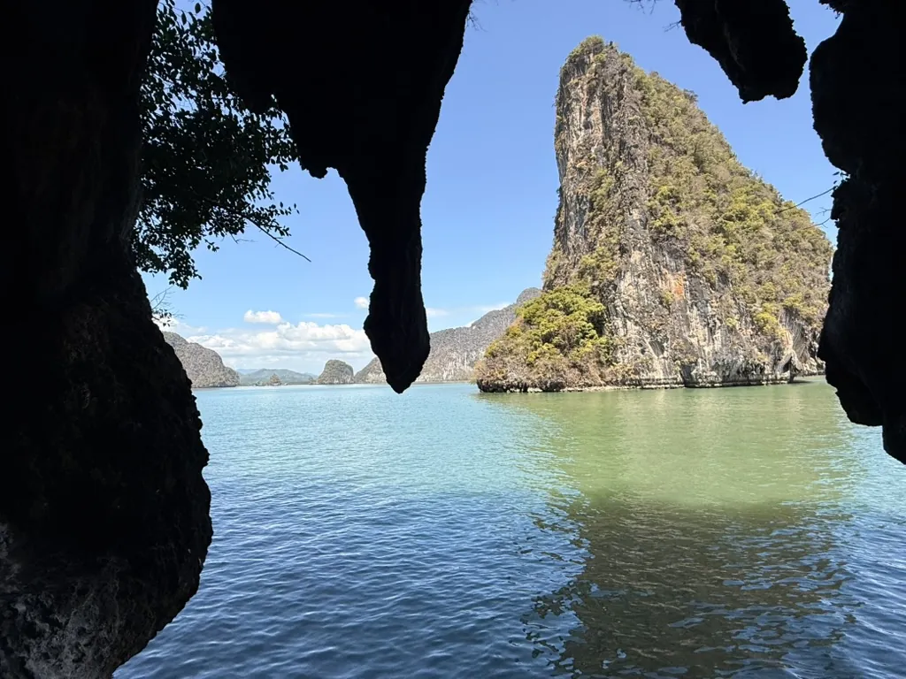 Vue sur les pitons calcaires de Phang Nga depuis l’intérieur d’une grotte marine