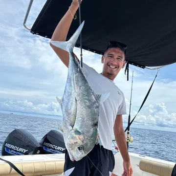 Une belle carangue prise au large de Phuket, remontée à bord