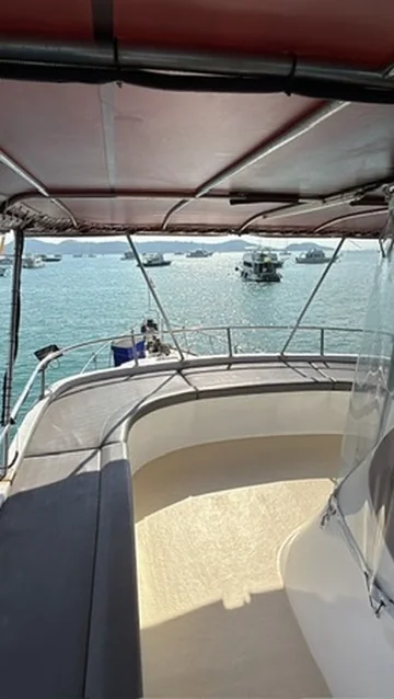 Le pont avant du bateau de pêche, abrité par le taud