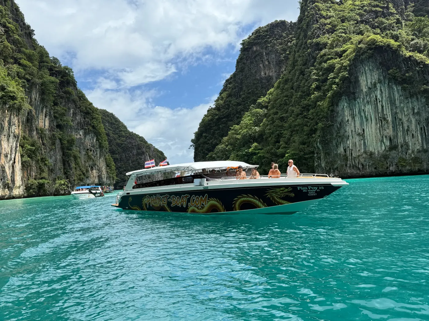 Le speed boat Phuket Boat au mouillage entre les falaises de Koh Phi Phi