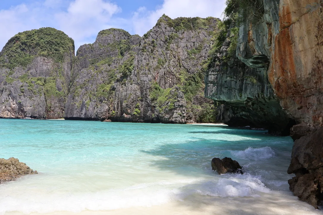 Eau turquoise et rochers d’une crique de Koh Phi Phi