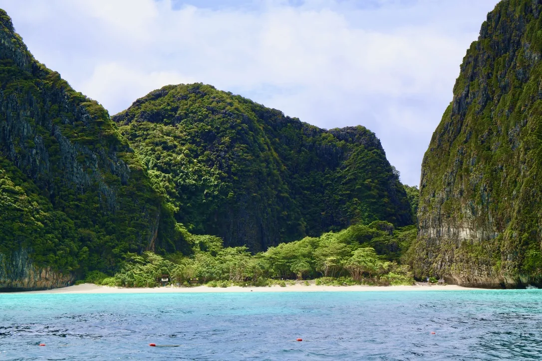 Maya Bay vue depuis la mer, plage de sable blanc au pied des falaises de Koh Phi Phi Leh