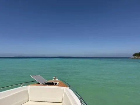 L’étrave du bateau glissant sur l’eau turquoise à l’approche de Racha