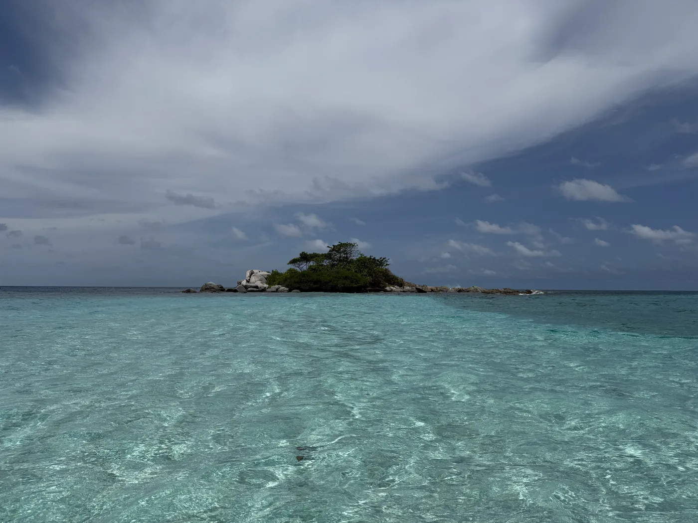 Îlot rocheux et eau cristalline au large de Racha Noi