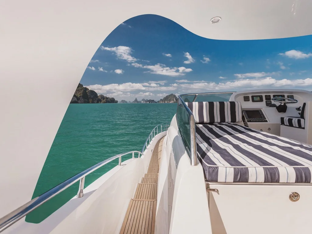 Le bain de soleil du flybridge, face à la baie de Phang Nga