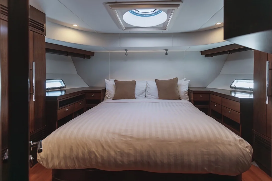 Une des quatre cabines du yacht, lit double et hublots de chaque côté