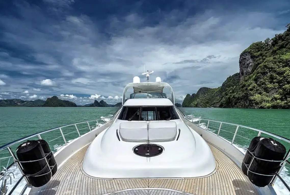 L'étrave et le pont en teck du yacht en navigation dans la baie de Phang Nga