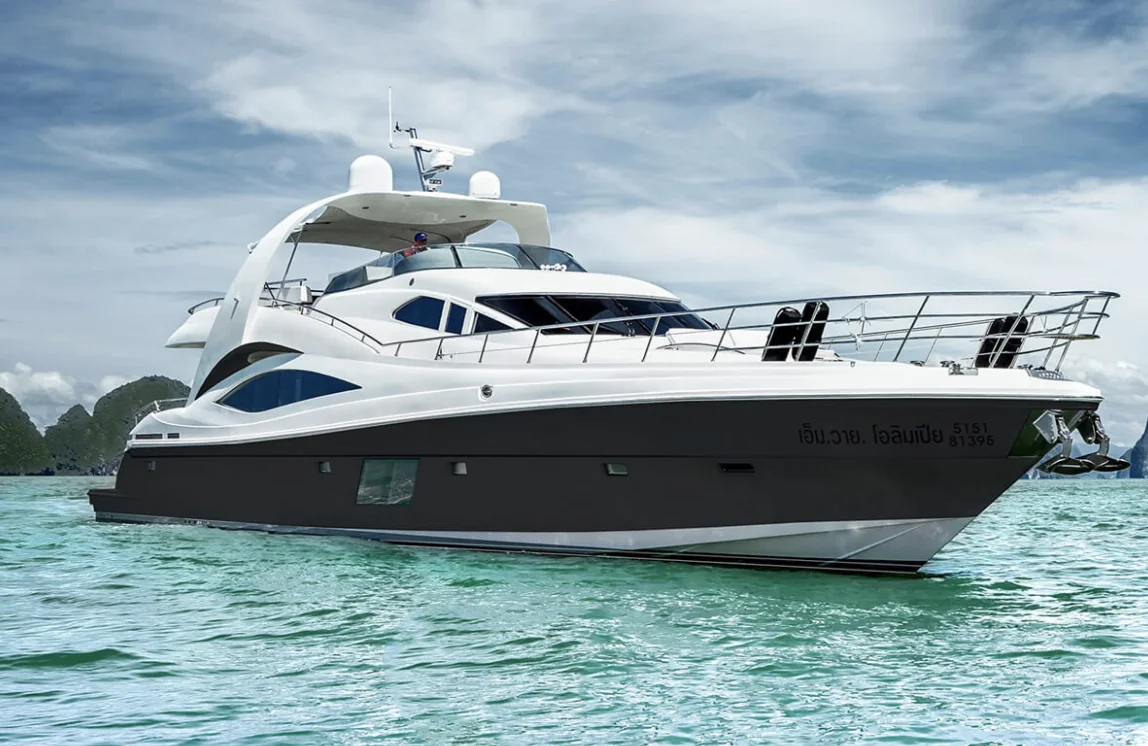 Le yacht de 76 pieds au mouillage dans la baie de Phang Nga, coque noire et superstructure blanche