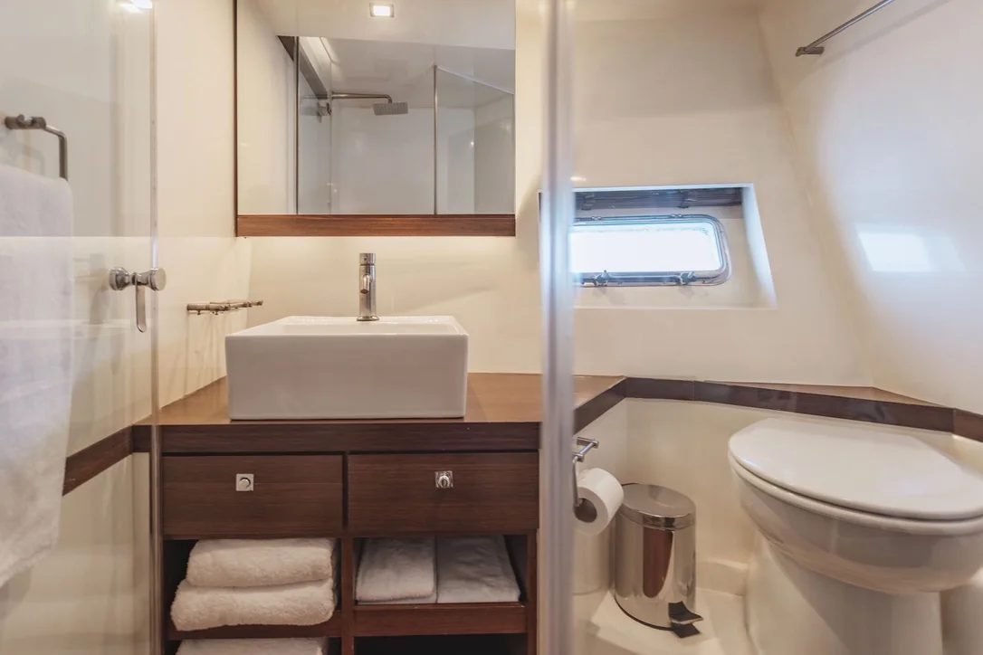 Salle de bain privative d'une cabine, douche, vasque et rangements